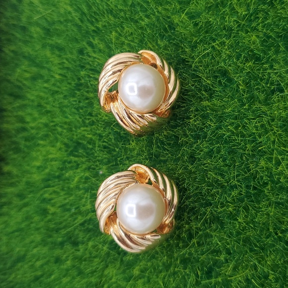 E1002 Elegant Gold Tone and Pearl Stud Bird Nest Earrings - Picture 2 of 4
